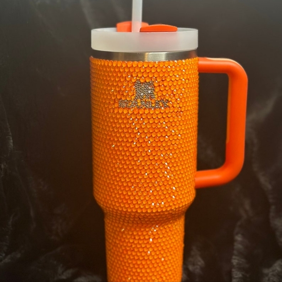 Costum badazzled stanley 40oz for those extra queens out there 🥰🫶🏽 - Picture 2 of 3